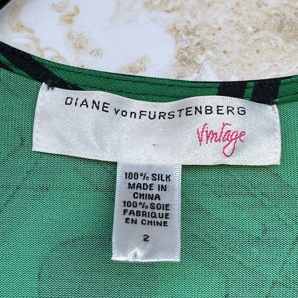 DVF Julian Silk Jersey Wrap Dress – Size 2, Green Geometric Print, 3/4 Sleeves - Picture 9 of 14